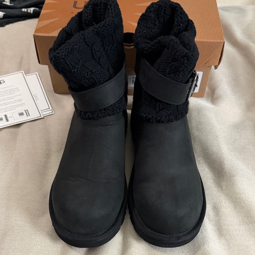 UGG Woman’s Cassidee Black Knit Cuff Ankle Boots Size 8